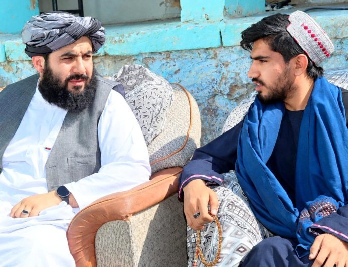 زابل کې د افغان خبریالانو او رسنیو ملاتړ بنسټ د اسلامي امارت له مرستیال ویاند سره ولیدل.